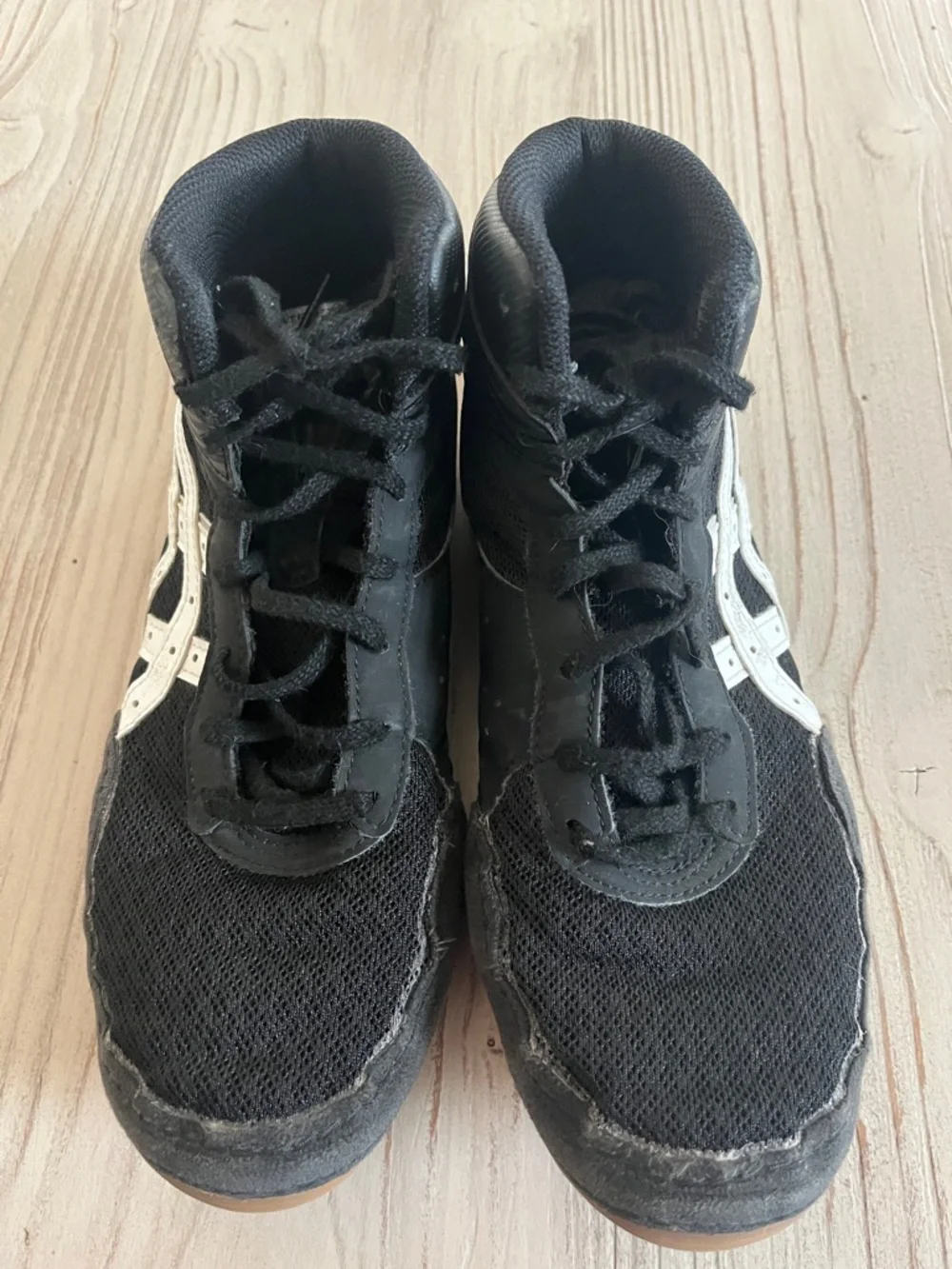 Asics Black and White High-Top Wrestling Shoes size youth 5.5 black 23 CM